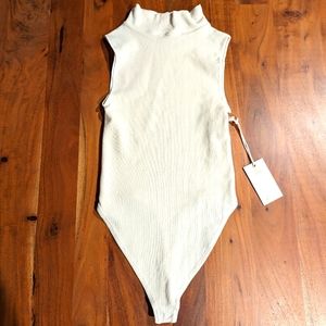 Good American mock neck sleeveless bodysuit in bone/ivory size 1/2 small/medium
